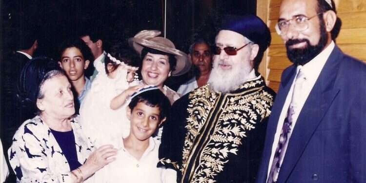 משפחת צ'יקוטאי, הרב עובדיה יוסף והרבנית מרגלית בבר המצווה של הבן ליאור. מתוך האלבום המשפחתי בתו הדתית לאומית של הרב עובדיה יוסף מגוללת את גרסתה לסיפור חייו