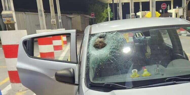 רכב שנפגע מאבנים, אילוסטרציה לוחמי מילואים קיבלו הוראה: אין לירות אש חיה לעבר מיידי אבנים