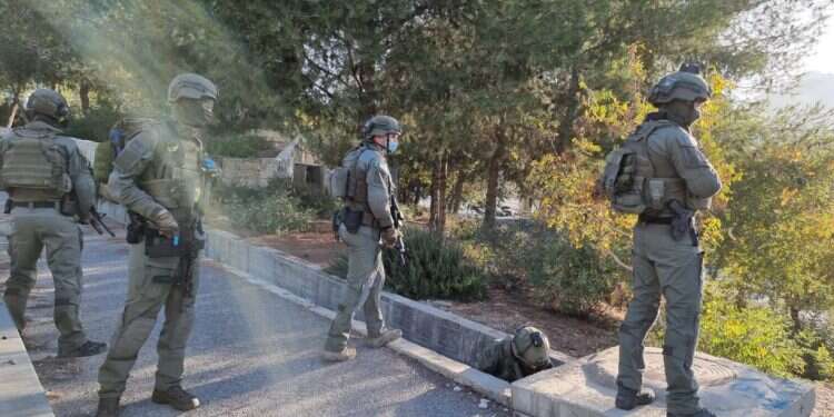 סריקות אחרי הפיצוץ ביציאה מירושלים. תילום: דוברות המשטרה פיגוע משולב בירושלים: הנרצח בפיגוע הוא אריה שצ'ופק בן 16