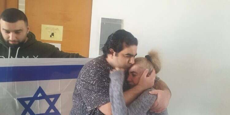 מור ג'אנאשווילי ואימו בבית המשפט, עם תום הדיון ומתן גזר הדין. צילום: יאיר קראוס שופטי בג"ץ יצרו תקדים מסוכן שעלול להמיט אסון על מפעל ההתיישבות