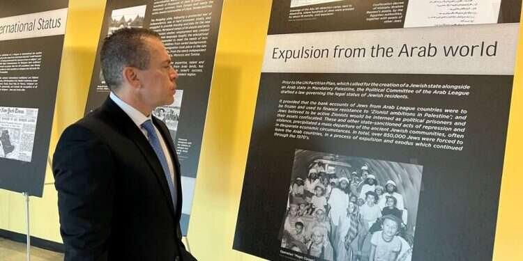 גלעד ארדן בתערוכה. "הצלחנו להציב תערוכה שמספרת את הסיפור על הנכבה האמתית: 'הנכבה של היהודים'"