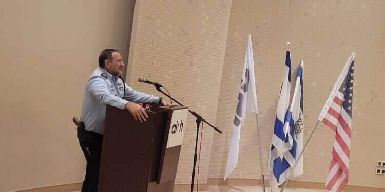 המפכ "שלא יצא מהחדר הזה": המפכ"ל חשף מידע ביטחוני שמצוי תחת צו איסור פרסום