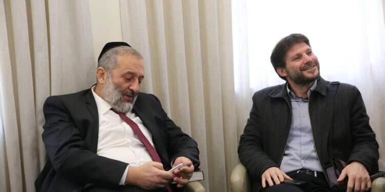 הקרב על התיקים: סמוטריץ' ודרעי נאבקים על האוצר והדתות