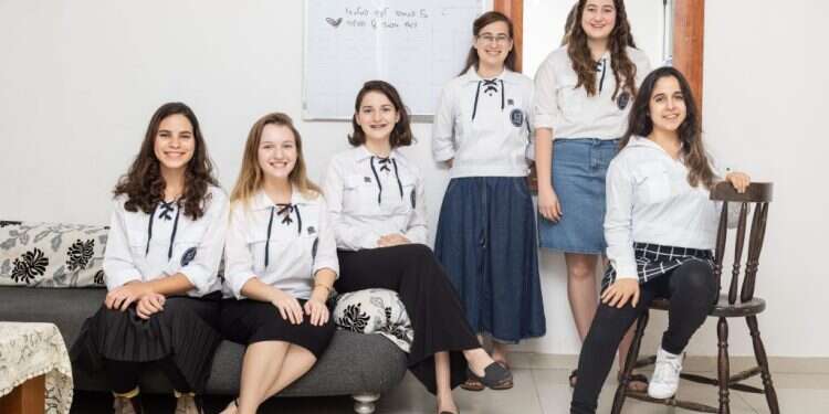 דירת גרעין שירות לאומי של בני עקיבא. צילום: אבישג שאר ישוב "אני מאמין שהחניכים שלנו יכולים להיות הצעירים הבוערים האמיתיים"