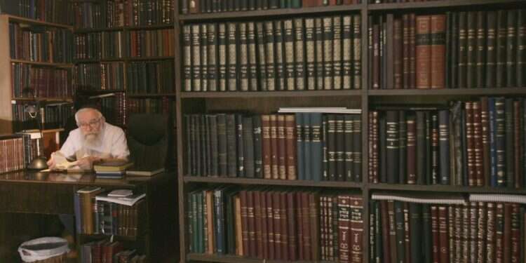 הרב יהודה עמיטל בביתו. צילום: מרים צחי