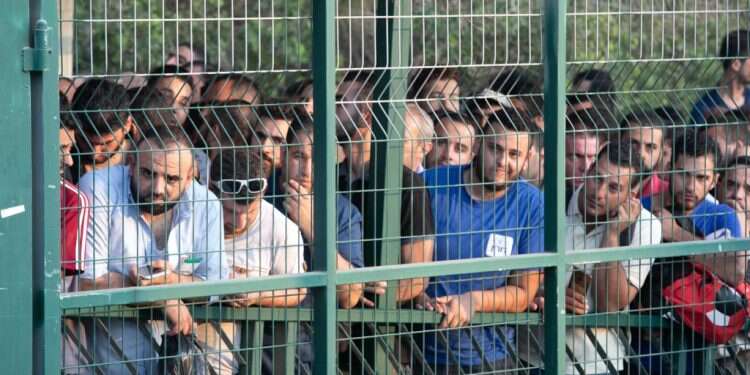 בידוק באזור התעשייה ברקן. למצולמים אין קשר לכתבה. צילום: יוסי אלוני חמאס מתלונן: "שלילת היתרי העבודה היא הפרת זכויות אדם"