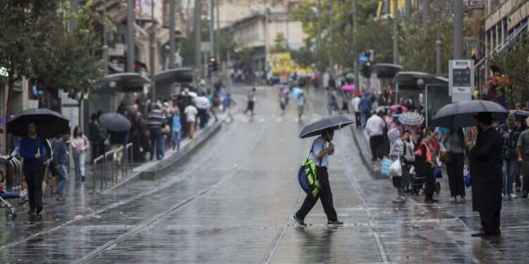 צילום: יונתן זינדל/פלאש 90 תחזית מזג האוויר: גשום, קר וחשש קל משטפונות