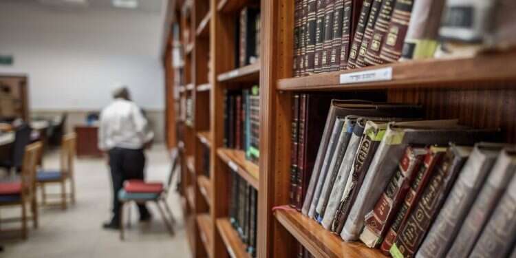 ספריית קודש. אילוסטרציה. צילום: אנצ'ו גוש - ג'יני פולמוס המאבק ברפורמים: התנערות מהלכה איננה תחייה