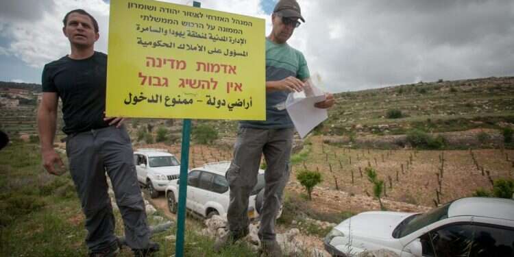 שלט של המנהל האזרחי ביו האם בכלל אפשר לפרק את המנהל האזרחי? בצה"ל ממתינים לממשלה החדשה