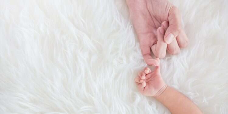 צילום: שאטרסטוק לידה שקטה יד ידיים תינוק אמהות הורות