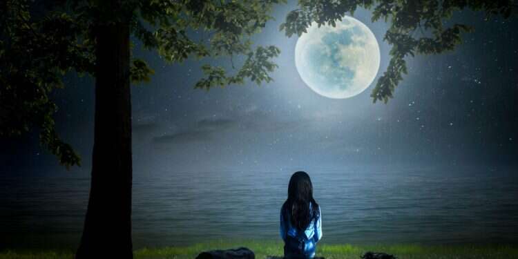 צילום: שאטרסטוק חושך ירח ים ילדה בדידות