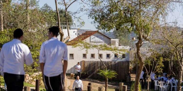 ישיבת הרי יהודה
בבית־מאיר, אחרי
הפיגוע. צתילום: נעמה שטרן