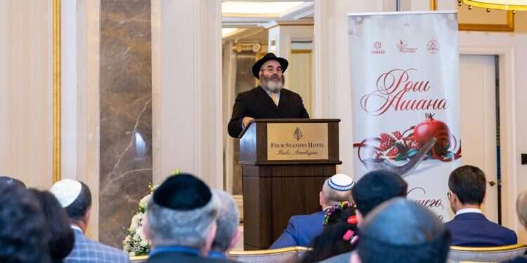 הרב שניאור סגל עם בני קהילתו. צילום: הקהילה היהודית באזרבייג'ן "הסכנה הכי גדולה ליהודי אזרבייג'ן: התבוללות"