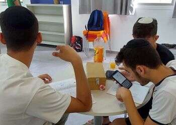 הדרמות, מאבקי הכוחות וההפתעות: החדר הצדדי של המו״מ הקואליציוני