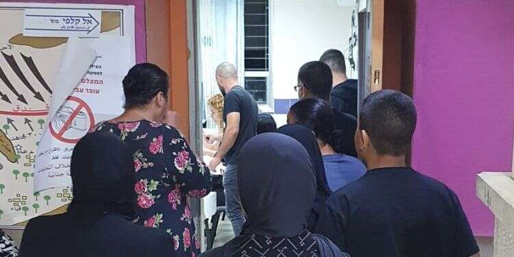 תור בקלפי ערבית, היום. צילום: אסף גבור געוואלד בערבית: המפלגות הערביות צועקות למרות אחוזי הצבעה גבוהים במגזר