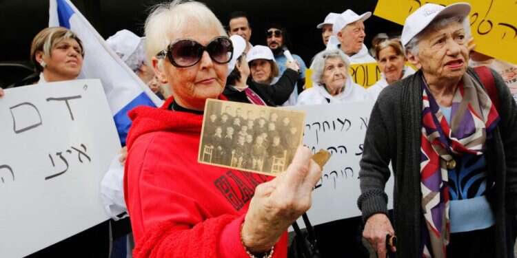 הפגנת ניצולי שואה. צילום: AFP כולם רוצים תפקיד בכנסת אבל אף אחד לא לוקח אחריות על ניצולי השואה