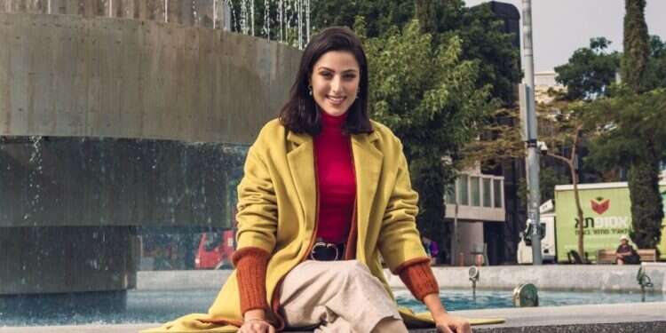 שלי בן יוסף. צילום: ירדן גל ים, איפור ושיער: ליאט בן שמשון, סטיילינג: קרן נפתלי "בדמות ב'שבאבניקים' גיליתי שאפשר ליצור המון אינטימיות עם העיניים"