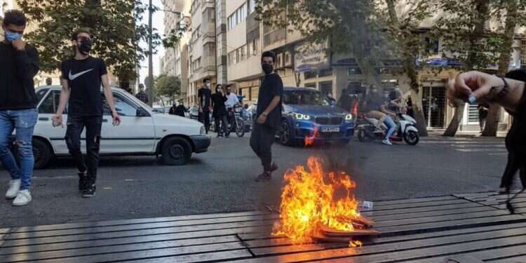 המחאה באיראן נמשכת. אוקטובר 2022. צילום: EPA המחאות באיראן: המשטר עצר חשודים ב"תכנון פעולות חבלה" בשיתוף עם אירופה