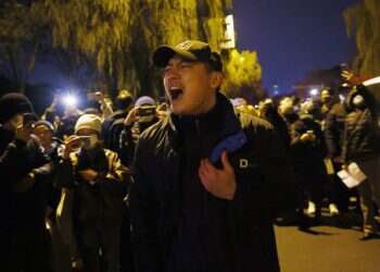 מעצרים ליליים וחיפושים בטלפונים: סין מנסה לדכא את המחאות, אבל בשקט