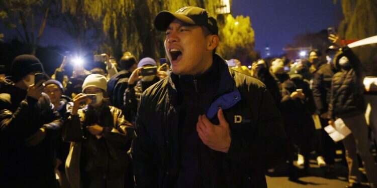 כשלוש שנים אחרי פרוץ המגפה, המגבלות הקשות בתוקף. הפגנה בבייג'ינג, השבוע. צילום: AFP מעצרים ליליים וחיפושים בטלפונים: סין מנסה לדכא את המחאות, אבל בשקט