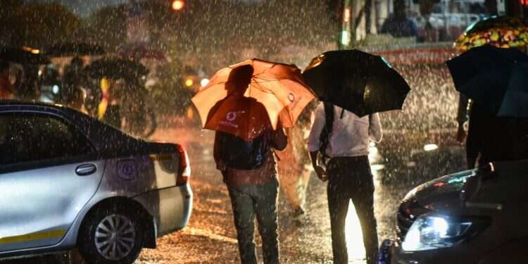 גשם בהודו. צילום: EPA ירידה בטמפרטורות – הגשם בדרך: תחזית מזג האוויר