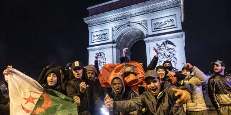 חוגגים עם דגלי מרוקו ואלג'יריה, השבוע בפריז. צילום: EPA "אי אפשר להתעלם מאפריקה": ברחבי היבשת חגגו את ההישג של מרוקו במונדיאל