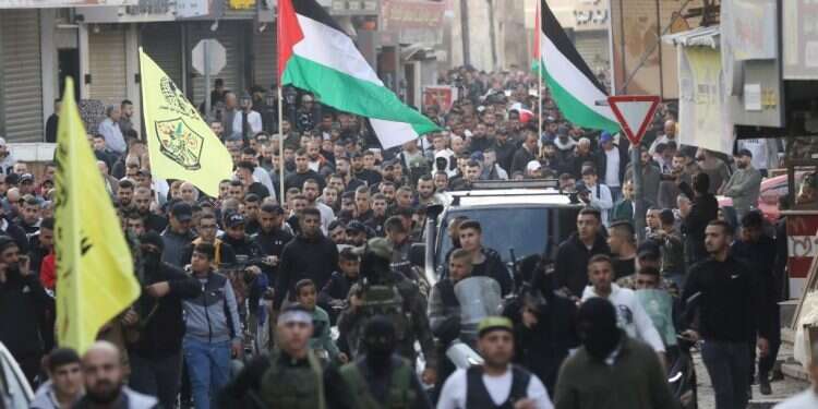 הלווייתה של הנערה שנהרגה בג'נין. צילום: EPA במג"ב תוקפים את צה"ל: "מיהר לקבוע שהנערה בג'נין נהרגה מאש שלנו"