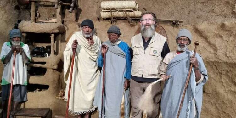 הרב אליהו בירנבוים עם זקני הקהילה בגאדם בכפר קצ'אנה