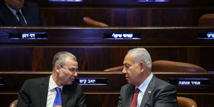 יריב לוין ובנימין נתניהו במליאת הכנסת. צילום: דוברות הכנסת- נועם מושקוביץ. זו פוליטיקה, טמבל: המאבק הנוכחי לא קשור בכלל לערכי הדמוקרטיה