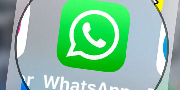 ווטסאפ. צילום: DENIS CHARLET / AFP קיללה בקבוצת הווטסאפ ותשלם אלפי שקלים