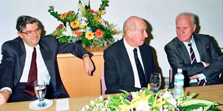 משמאל: ברק, לנדוי ושמגר. צילום: נחום עסיס "האקדמיה הישראלית זה 50 גוונים של אדום": מבט מאוניברסיטת פרינסטון