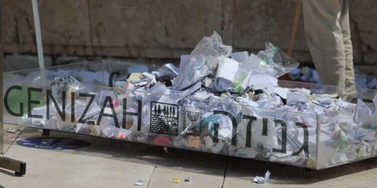 דרוש פתרון ממלכתי. איסוף דברי גניזה בכותל בערב ראש השנה. צילום: אורן בן־חקון הסוד הגנוז שמאחורי הדרישה הקואליציונית להסדרת הגניזה