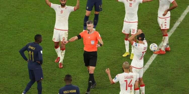 שופט במונדיאל מסמן לבדיקה במערכת ה-VAR. צילום: AFP לעצור את הטכנולוגיה? טעות השיפוט שמסעירה את עולם הכדורגל