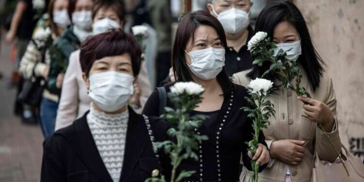 אבלים על ג'יאנג מחוץ למשרד הקישור הסיני בהונג־קונג. צילום: איי.אף.פי "סבא ג'יאנג": בסין מתאבלים על מותו של המנהיג לשעבר