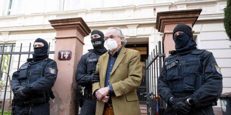 הנסיך היינריך ה-13 בעת מעצרו בפרנקפורט, השבוע. צילום: AFP גרמניה עדיין נסערת אחרי ניסיון ההפיכה המוזר שסוכל