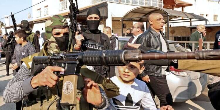 על הדבר שמפריד בין גוש דן לפשיטת מחבלים – אסור לדבר בתקשורת