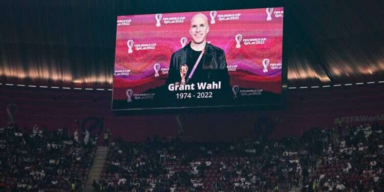 מחווה לווהל לפני המשחק בין צרפת לאנגליה. קרדיט: AFP הבלוגר הקטארי שמשבח את מות העיתונאי האמריקני בקטאר