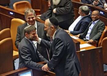 דרעי וסמוטריץ'. צילום: AFP האופוזיציה פוצצה את הדיון על הסעיף שסולל את השבעת דרעי וסמוטריץ'