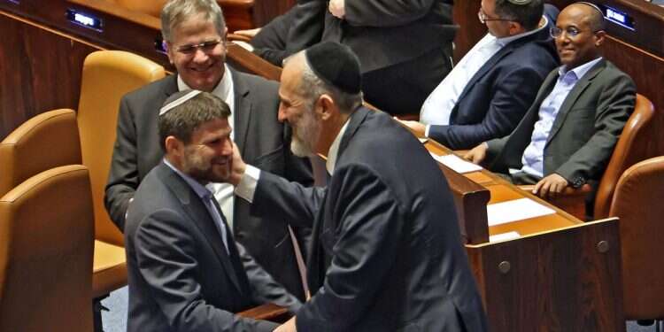 דרעי וסמוטריץ'. צילום: AFP האופוזיציה פוצצה את הדיון על הסעיף שסולל את השבעת דרעי וסמוטריץ'