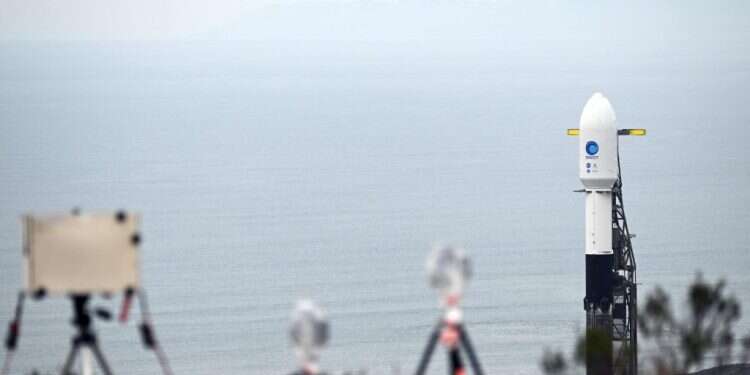 הלוויין על רקטת ספייס־אקס,על כן השיגור בקליפורניה. צילום: איי.אף.פי לוויין חדש של נאס"א יחקור לעומק את המים של כדור הארץ