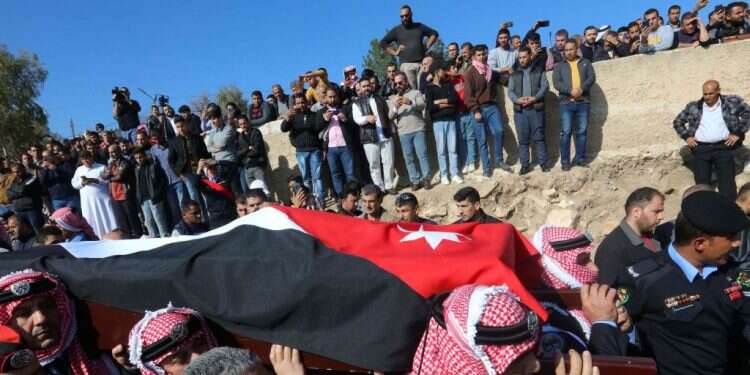 הלוויית הקצין שנרצח. צילום: AFP מהומות בירדן: קצין משטרה נהרג, הממשלה חסמה את טיקטוק