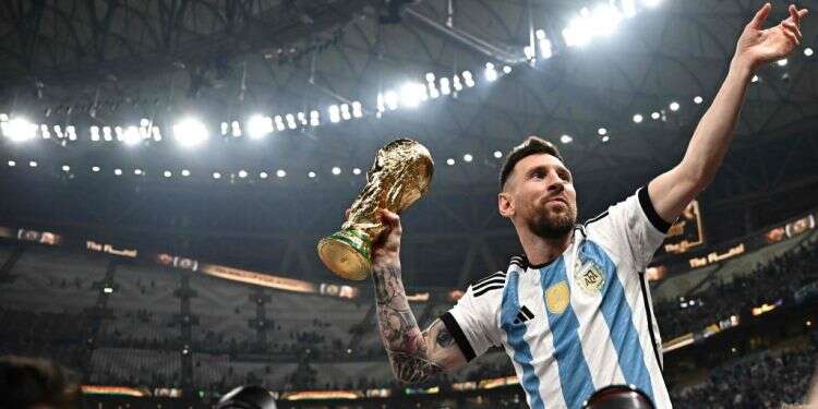 מסי מניף את גביע העולם באצטדיון בלוסייל, קטאר. צילום: איי.אף.פי יורו, קופה אמריקה או מונדיאל: מהו הטורניר הקשה ביותר לזכייה