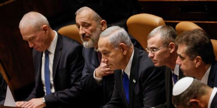 הממשלה החדשה, אתמול. צילום: AFP העם בחר ממשלה לאומית, לא שלטון חרדי-חרד"לי
