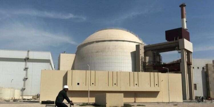 הכור הגרעיני בבושהר. צילום: איי.פי מסע בעקבות שיטות הסתרה והצפנה שפיתחו מרגלים, פושעים ופרסומאים