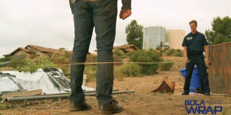 רובה הקולר בפעולה. צילום מסך מיוטיוב צפו: הגאדג'ט המשטרתי החדש שיחליף את הטייזר