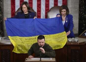 נשיא אוקראינה זלנסקי נואם בקונגרס האמריקני. צילום: AP זלנסקי בארה"ב: "שלום צודק הוא שלום ללא פשרות"