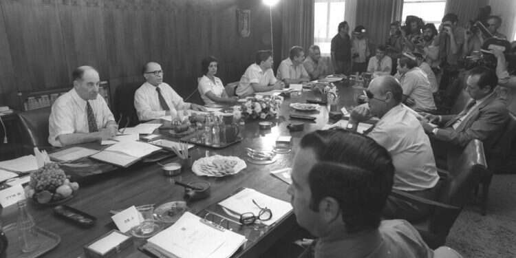 מדינה ללא הנהגה: מה קרה בחודשיים האחרונים לפני שמנחם בגין הודיע "איני יכול עוד"