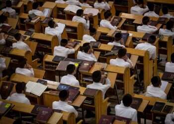 תלמידי ישיבה בירושלים, אילוסטרציה. צילום: אהרון קרוהן, פלאש 90 שלוש שאלות קשות על שילוב גברים חרדים בשוק העבודה