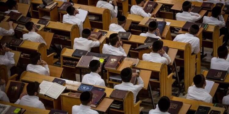 שלוש שאלות קשות על שילוב גברים חרדים בשוק העבודה