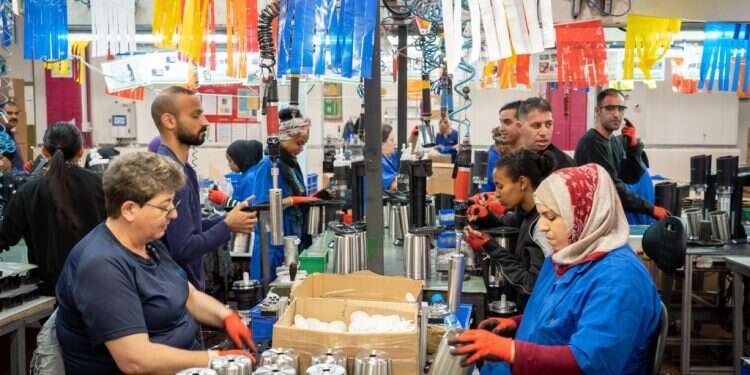 עובדים במפעל סודה סטרים הסמוך לרהט. צילום: הלל מאיר, פלאש 90